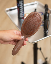 Cargar imagen en el visor de la galería, Chocolate - Cepillo Desenredante
